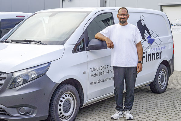 Inhaber Marco Finner vor seinem Transporter